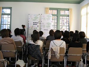 取組みの成果などを発表している様子の講評会の写真