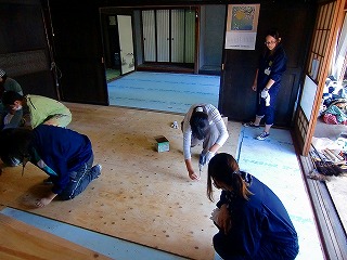 大学生が古民家の床改修作業をしている写真