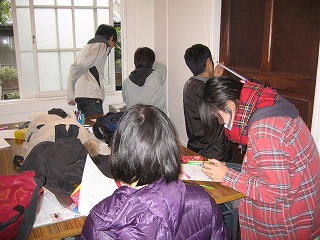 古民家の戸や壁の長さを測る学生たちの写真
