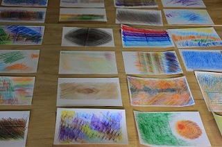 フロッタージュ技法で描かれたカラフルな作品が並べられた写真