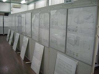 作品展示会場の展示パネルに展示された複数の住宅見取り図の写真