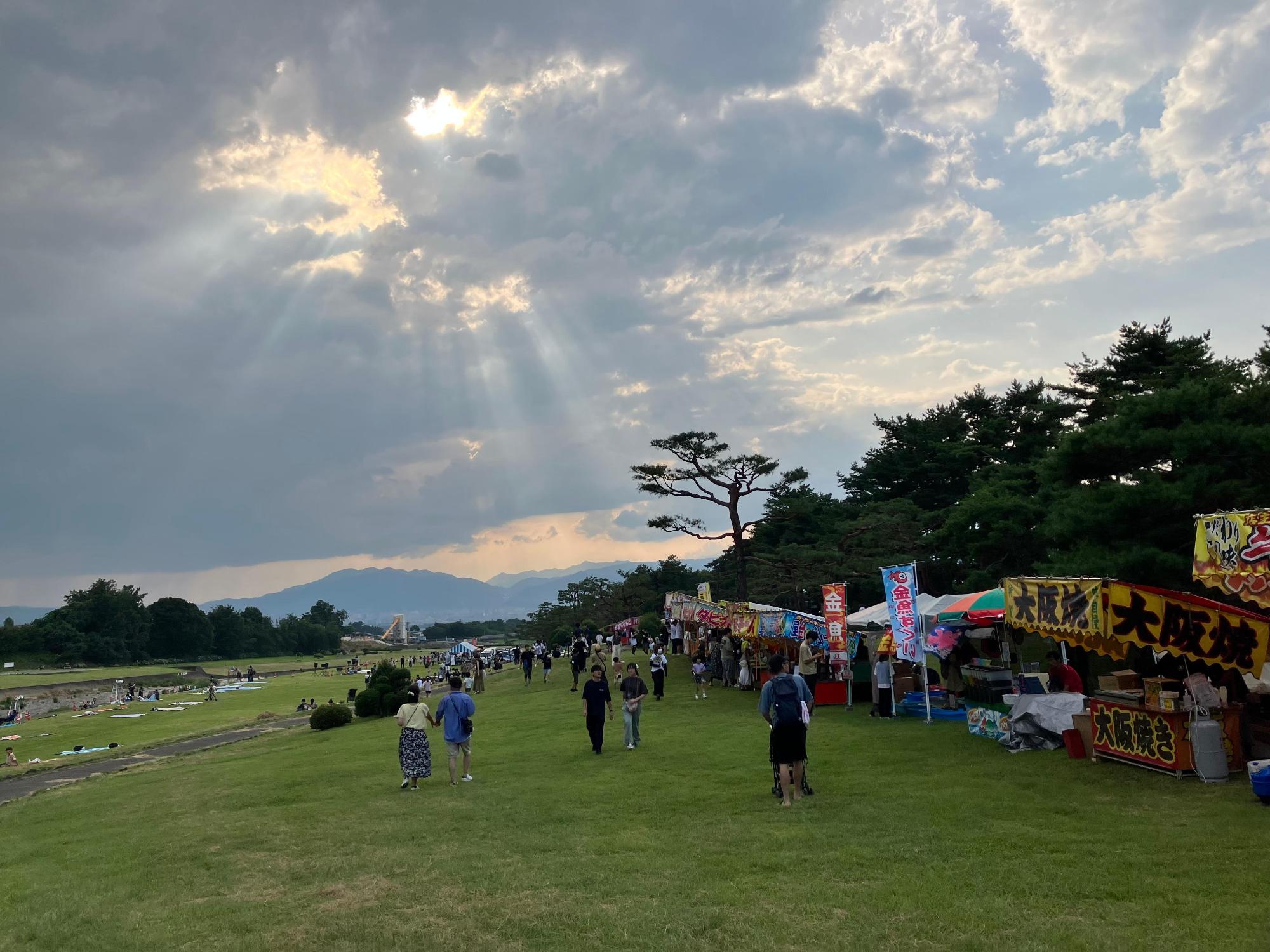 夏の百々川緑地。須坂みんなの花火大会当日は、屋台や花火見学の人でにぎわう。