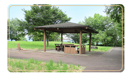 日滝原産業団地公園の写真、広い芝生部分、水道とあずまや、アスファルト敷きの通路がが映っている