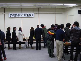 学生と参加者が意見交換している様子の交流会の写真