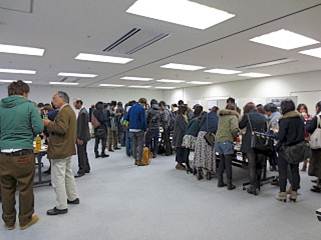 蔵の町並みキャンパス成果発表会参加者がテーブルを囲み立って話をしている様子の写真