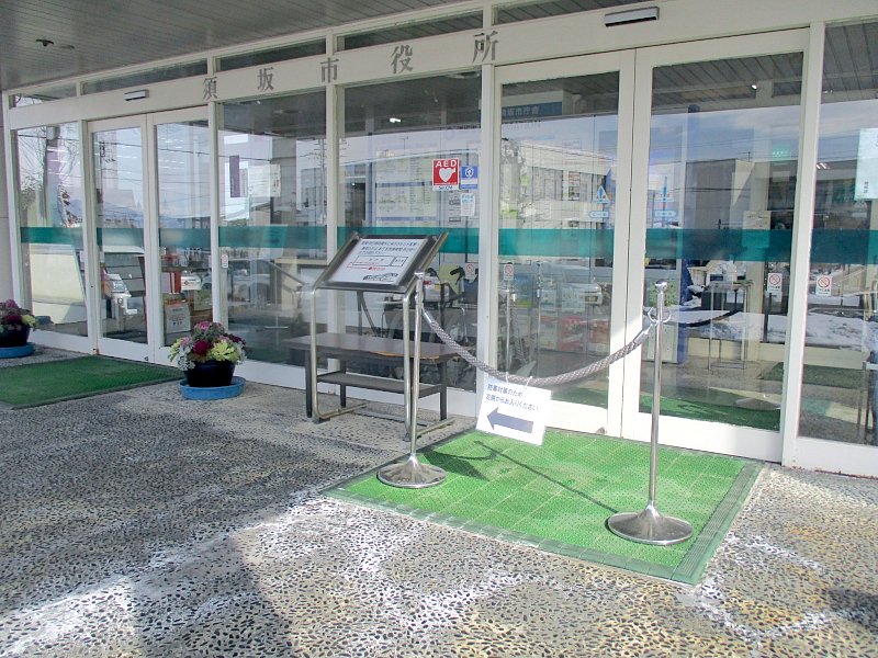 市役所本庁舎正面玄関の写真。右側自動ドアを封鎖している写真。