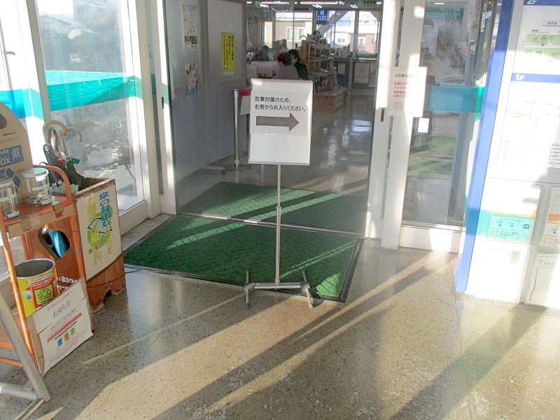 市役所本庁舎正面玄関風除室の写真。左側自動ドアを封鎖している写真