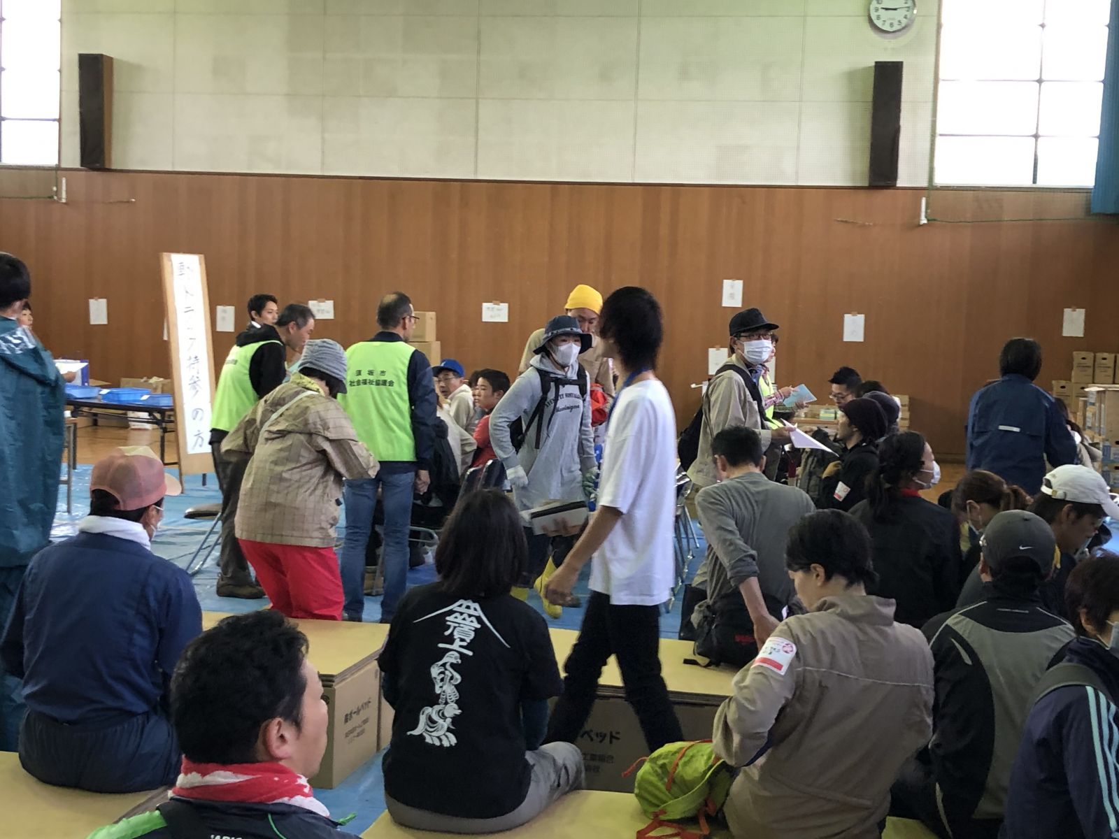 ボランティアセンターに多くの人が集まっている写真