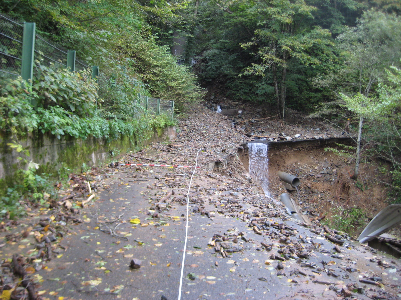 山沿いの道路の半分程が崩落している様子の写真