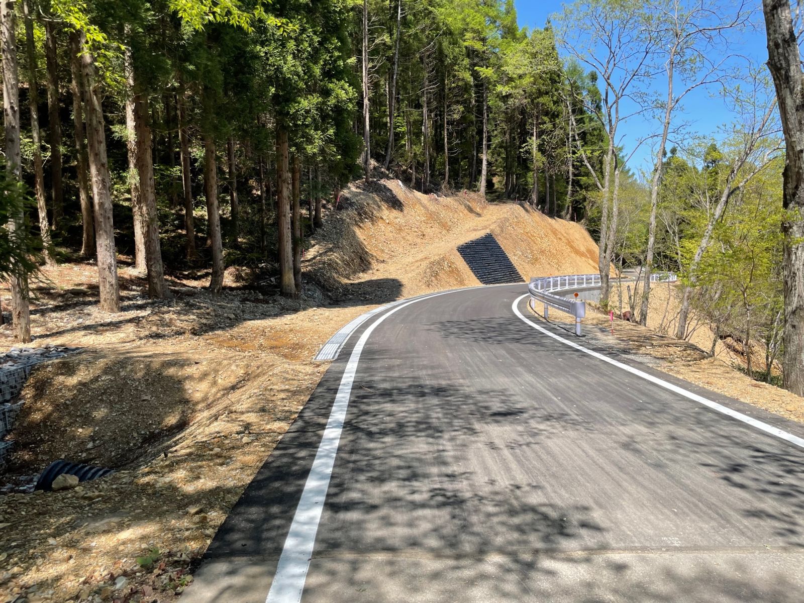 崩落した道路がきれいに修繕、舗装された写真