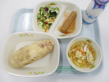 11月6日の主食の小学校の給食の写真。主食はきなこ揚げパン。