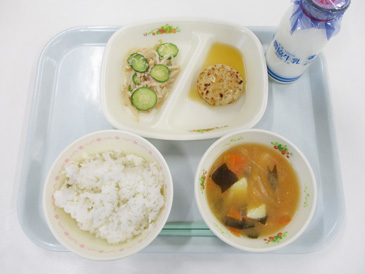 令和8年4月8日の小学校の給食の写真