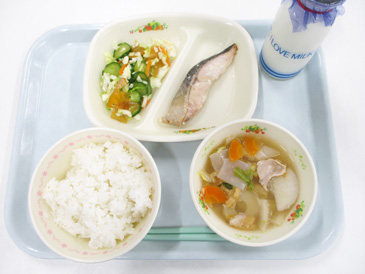 令和8年4月10日の小学校の給食の写真