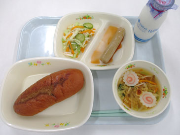 令和8年9月15日のキャラメル揚げパンコースの給食の写真。