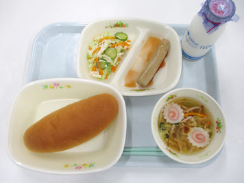令和8年9月15日の小学校の給食の写真。