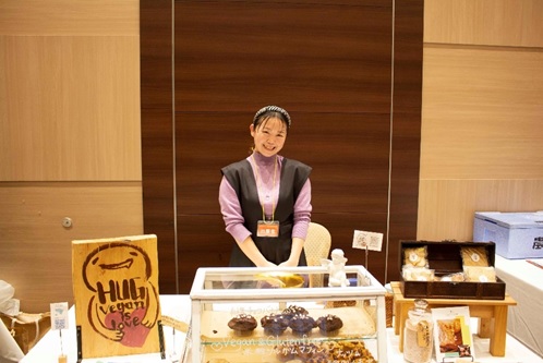 ソルガムマルシェにて出店場所でほほ笑む小山美和子さんの写真