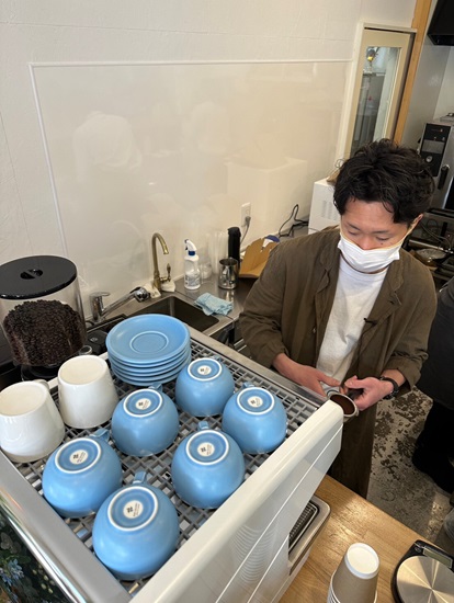 調理場でコーヒーを淹れる土屋裕太さんの写真