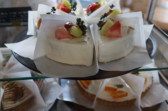 ショーケースに入ったショートケーキの写真