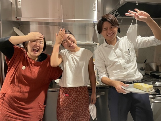 左からオーナーの山上万里奈さん、堀口直美さん、元スタッフの寺沢さんの横並写真