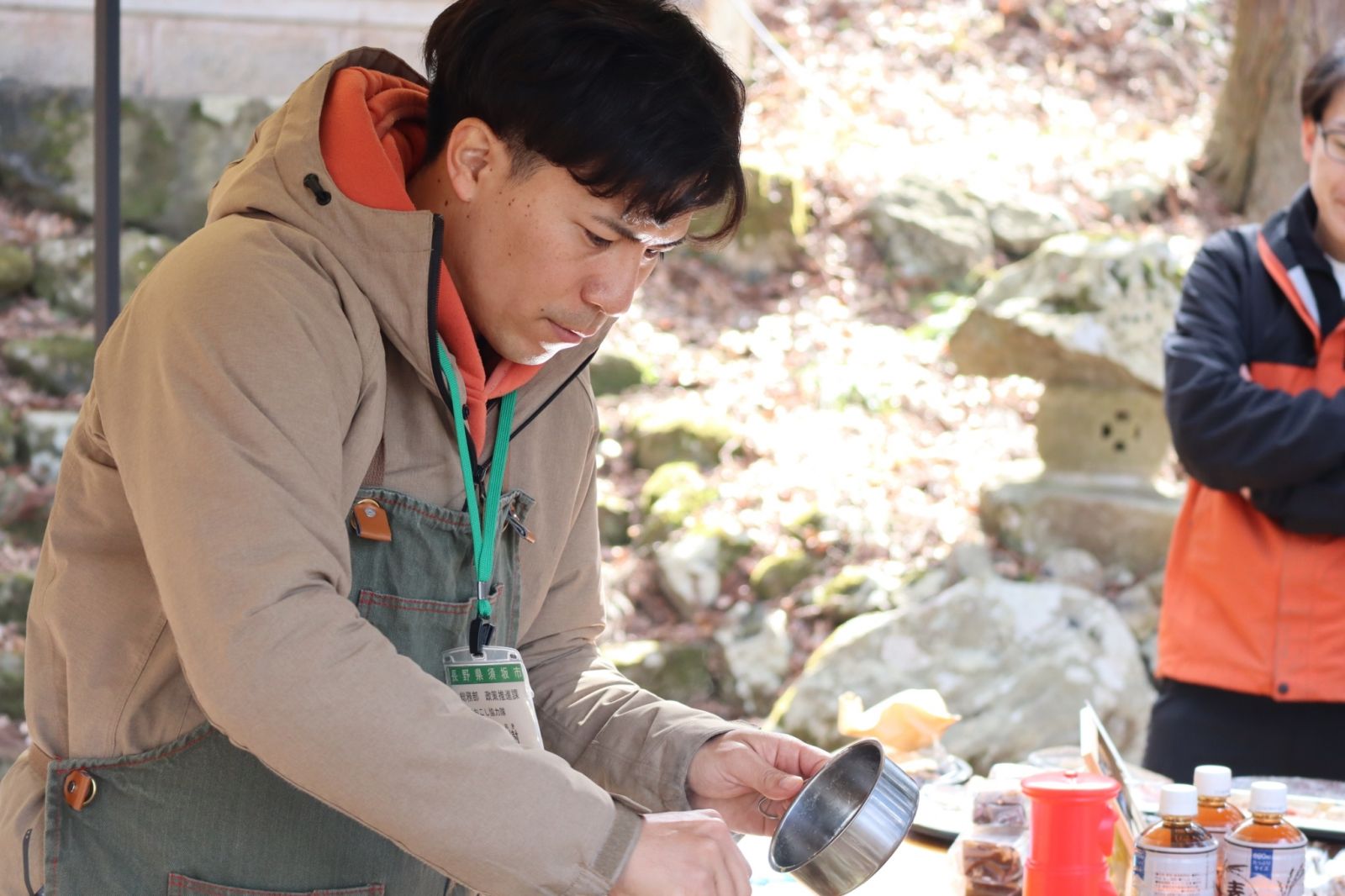 野外で作業する北直樹さんの写真