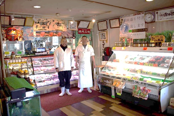 ふくだや店内で撮られたショーケースをバックに並ぶ左から山岸昂太さんと父:広和さんの写真
