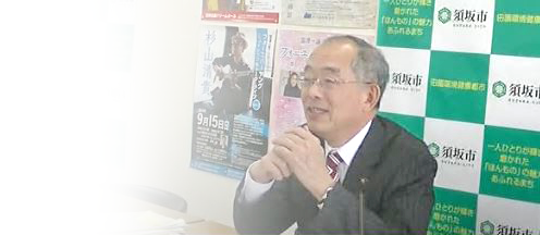 笑顔の市長と懇談するイメージの写真