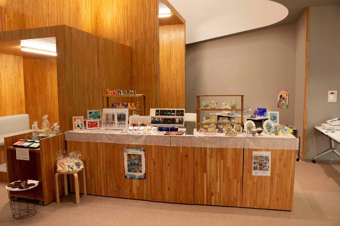 bota出店時の木製のテーブルに並べられたアルコールインクアートの作品たちの写真
