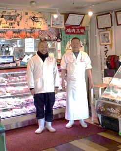 ふくだや店内で撮られたショーケースをバックに並ぶ左から山岸昂太さんと父:広和さんの写真