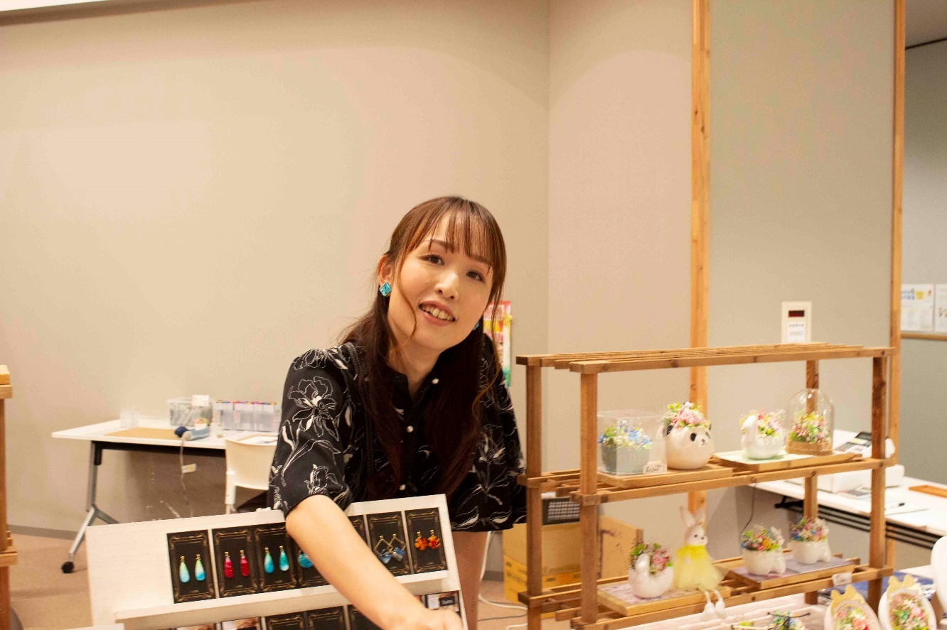 作品を販売している中澤明加の写真