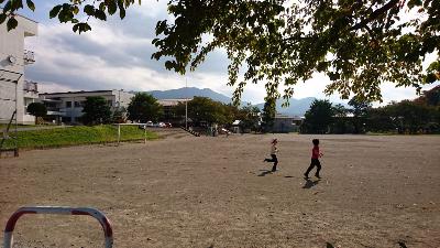 森上小学校の校庭の写真