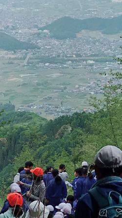登山をする小学生の写真
