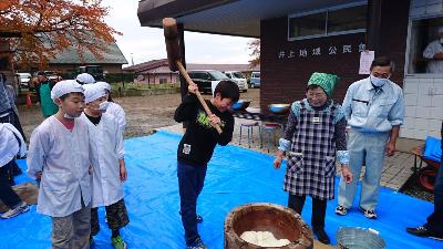 もちをついている小学生の写真