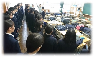 合唱をしている生徒の写真