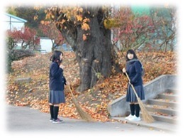 掃除をしている生徒の画像