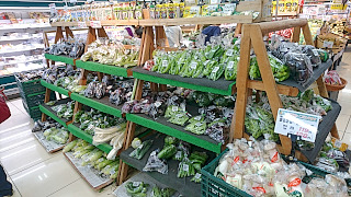 スーパーに並ぶ野菜の写真