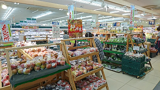 市内のスーパーに並ぶ野菜の写真