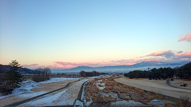 朝日に照らされている百々川の画像