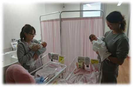 産後のお母さんと赤ちゃんの写真