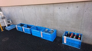 廃ビンなど資源ごみ出しの写真
