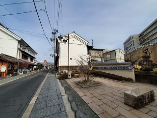 ベンチが設置された休憩所の画像