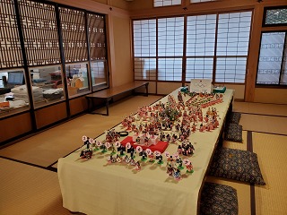 和室に和風人形が展示されている画像