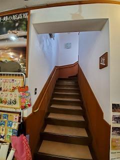 2階へ上がる階段の画像