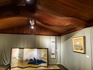 屏風が飾られている画像