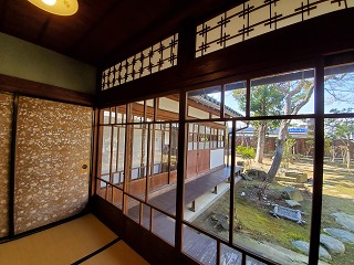 窓から庭を見ている画像