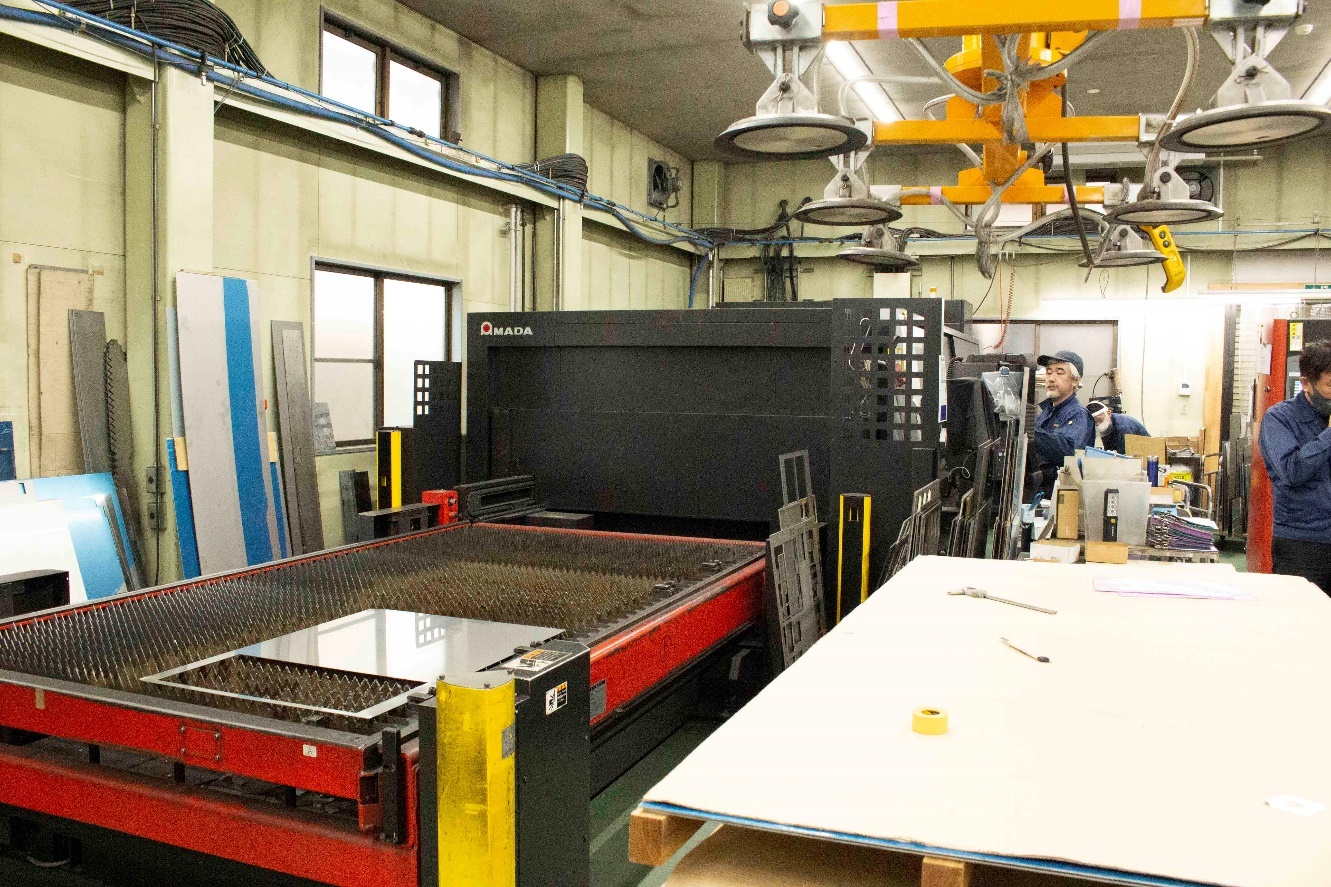 作業場内にある大きなレーザー加工機の写真