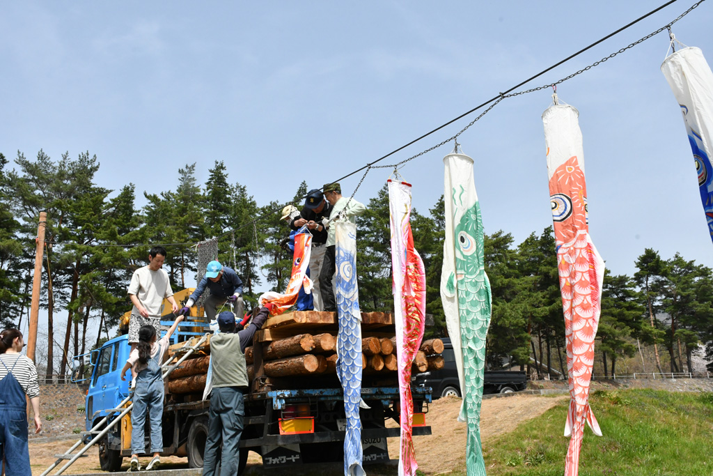 こいのぼりの準備をする写真。