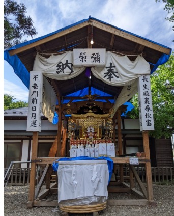しばみやに作られた仮宮に安置されている神輿の写真