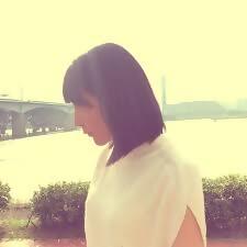 山際隊員の写真右を向いている