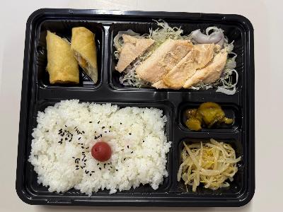 たけちゃん食品の健康メニュー弁当の写真。四角い弁当容器の中に、小梅の梅漬けが日の丸に乗った白ご飯、主菜、副菜とバランスよく入っている。