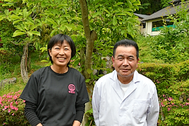地域おこし協力隊の伊藤さんと木葉原料理長の顔写真